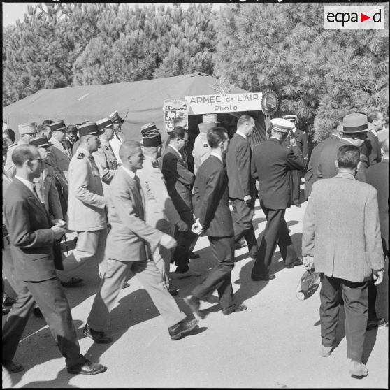 Oran. Inauguration de la foire exposition. Aux divers stands, Paul Delouvrier, Joseph Fontanet et sa suite s'arrêtent, intéressés.