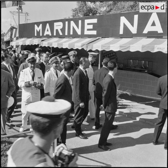 Oran. Inauguration de la foire exposition. Aux divers stands, Paul Delouvrier, Joseph Fontanet et sa suite s'arrêtent, intéressés.