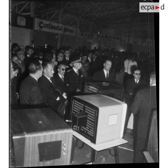 Constantine. Paul Delouvrier et Louis Terrenoire inaugurent le salon de la télévision.