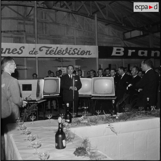 Constantine. Paul Delouvrier et Louis Terrenoire inaugurent le salon de la télévision.