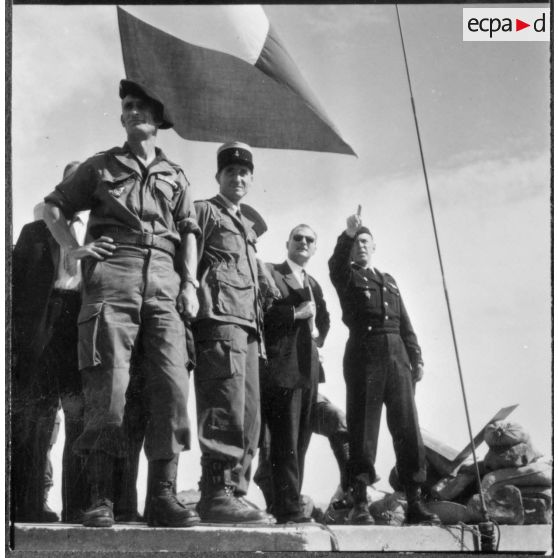 Secteur de La Calle. Paul Delouvrier visite un poste au barrage avant de l'est-algérien.