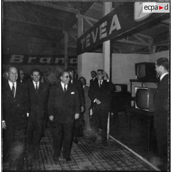 Constantine. Paul Delouvrier et Louis Terrenoire inaugurent le salon de la télévision.