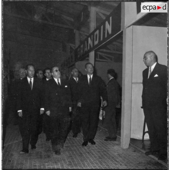 Constantine. Paul Delouvrier et Louis Terrenoire inaugurent le salon de la télévision.