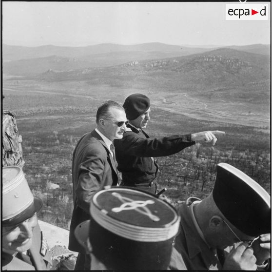 Secteur de La Calle. Paul Delouvrier visite un poste au barrage avant de l'est-algérien.
