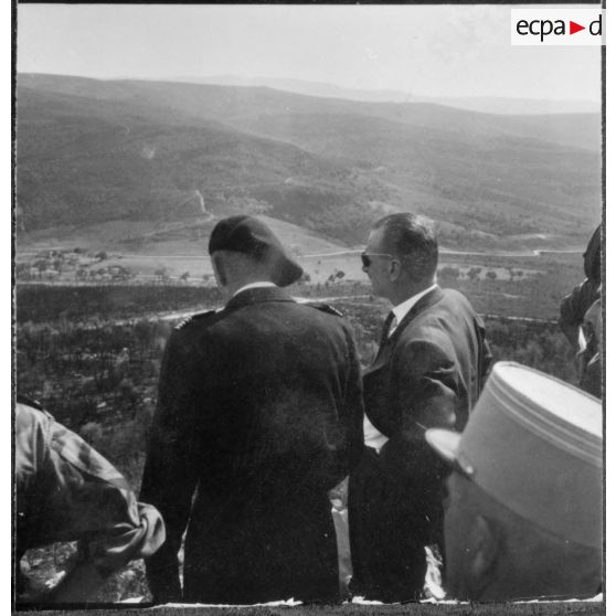 Secteur de La Calle. Paul Delouvrier visite un poste au barrage avant de l'est-algérien.
