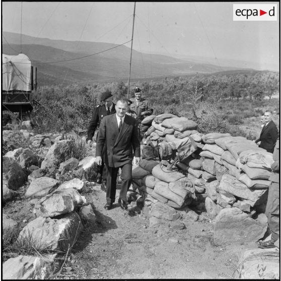 Secteur de La Calle. Paul Delouvrier visite un poste au barrage avant de l'est-algérien.