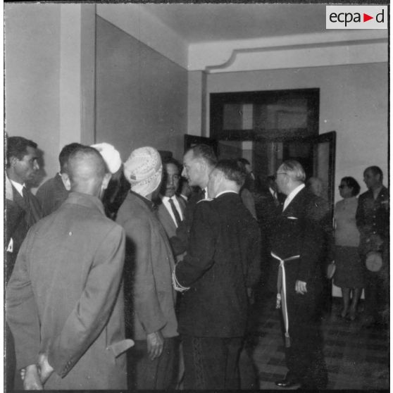 Paul Delouvrier visite La Calle.