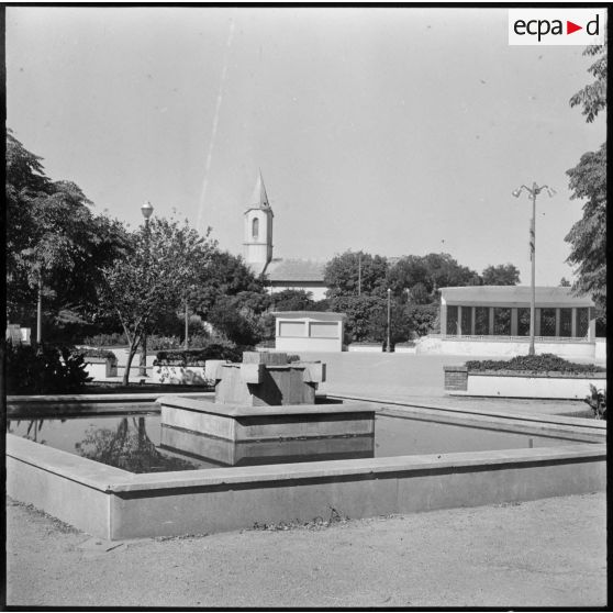 Trezel. La place de la république et l'église.