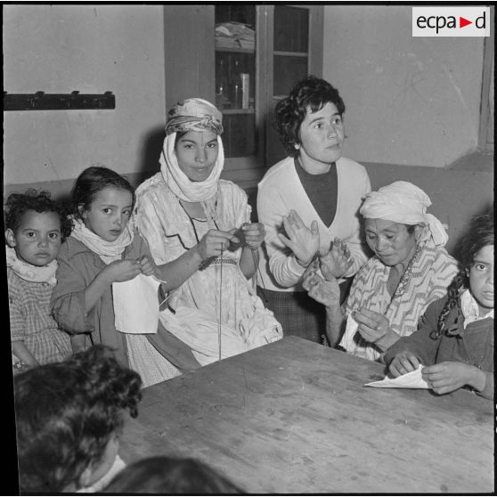 Cercle féminin de Pomel. Travaux de tricot et broderie.
