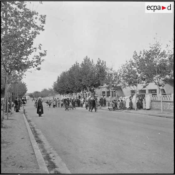 Trezel. Sortie des écoliers d'un groupe scolaire.