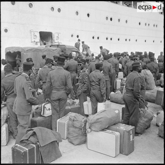 Algérie. Embarquement à bord du "Djenne".