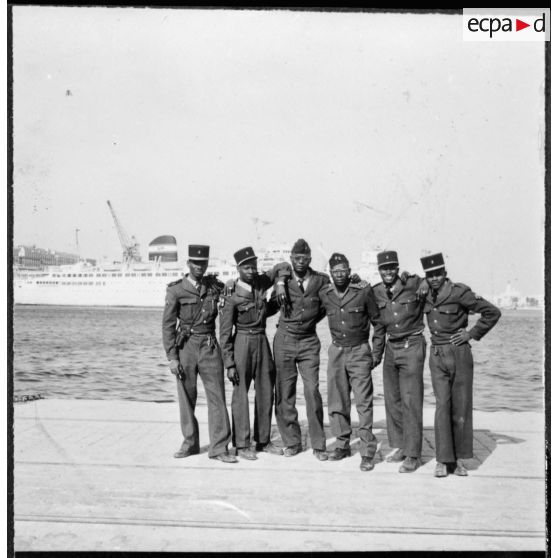 Algérie. 3 sergents originaires du Sénégal, 3 sergents originaires du Soudan et 1 maréchal des logis (MDL) originaire du Soudan.