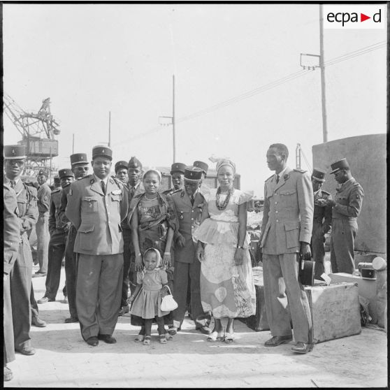 Algérie. Un groupe d'officiers avec leur famille.