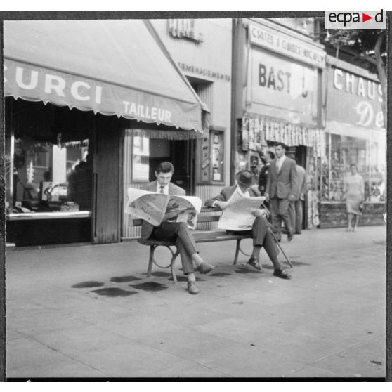 Alger. 1er novembre 1960. Lecture des journaux rue Michelet.