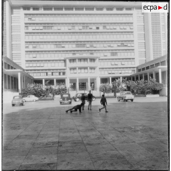 Alger. 1er novembre 1960. Le Forum, une place pour jeux d'enfants.
