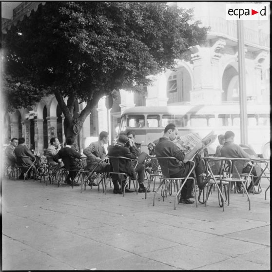 Alger. 1er novembre 1960. Les terrasses des cafés, avec toujours des clients à l'heure de l'apéritif.