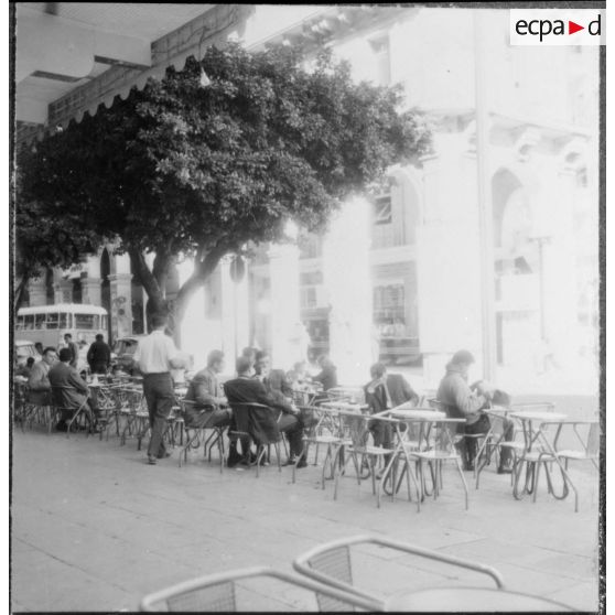 Alger. 1er novembre 1960. Terrasse de café.