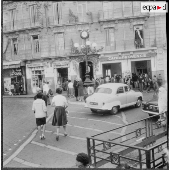 Bab el Oued. 1er novembre 1960. La place des trois horloges.