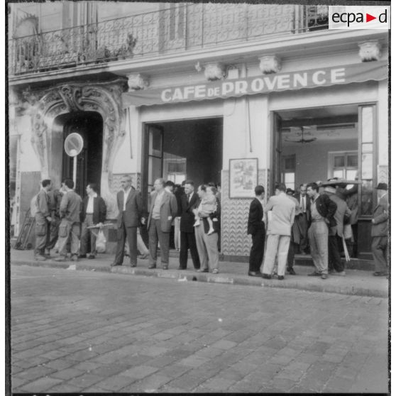 Alger. 1er novembre 1960. Dans le quartier populaire de Bab el Oued une animation "bon enfant" devant le bistrot.
