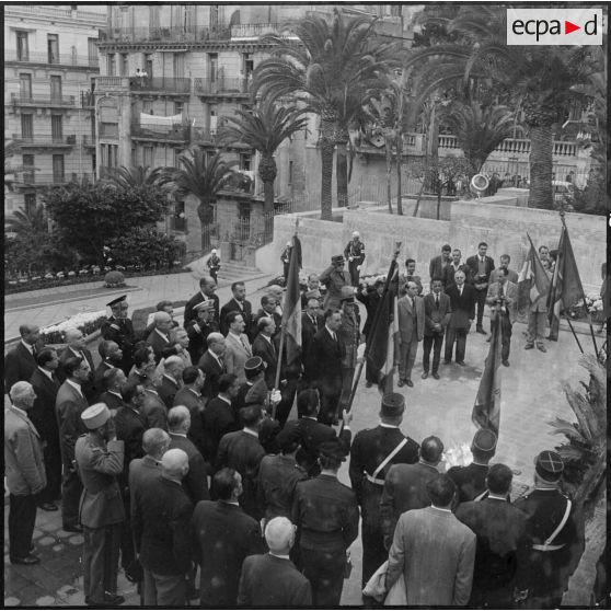 Alger. Commémoration du 8 novembre 1942. Les personnalités pendant la sonnerie aux morts.