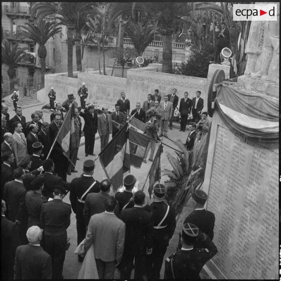 Alger. Commémoration du 8 novembre 1942. Les personnalités pendant la sonnerie aux morts.