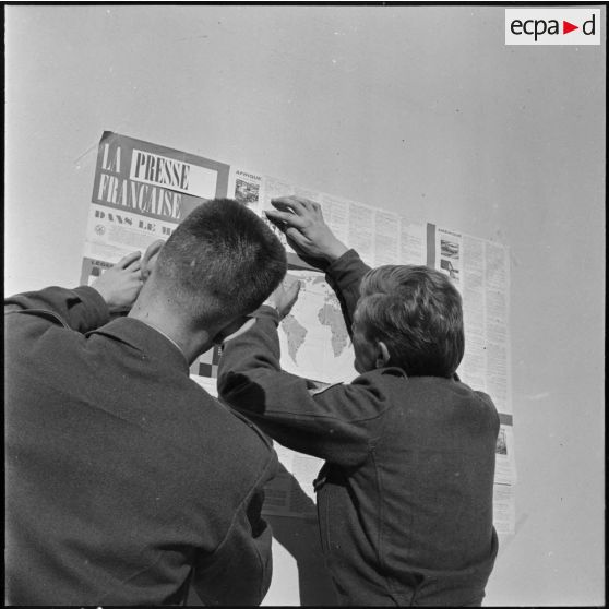 Algérie. Pose d'affiches par des militaires du 3e bureau PH centre d'instruction (CIS) .