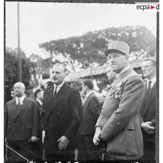 Alger. Cérémonies du 11 Novembre. Le général Crépin et Paul Delouvrier.