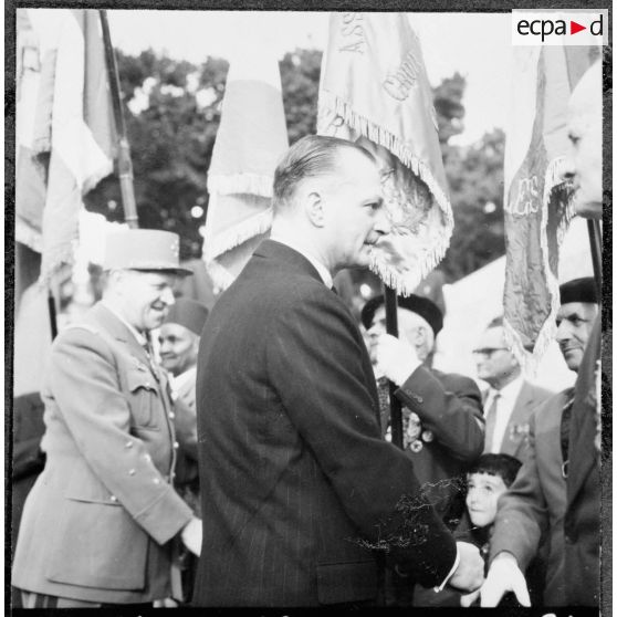 Alger. Cérémonies du 11 Novembre. Paul Delouvrier et le général Crépin saluent les anciens combattants.