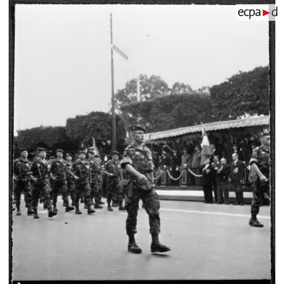 Alger. Cérémonies du 11 Novembre. Défilé des parachutistes.