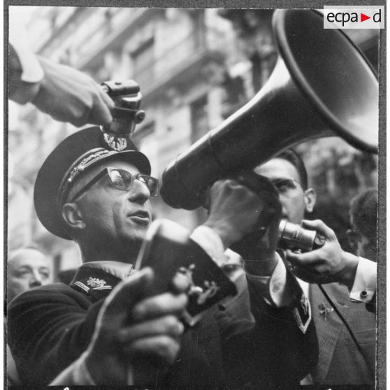 Alger. Cérémonies du 11 Novembre. Un commissaire de police harangue la foule.