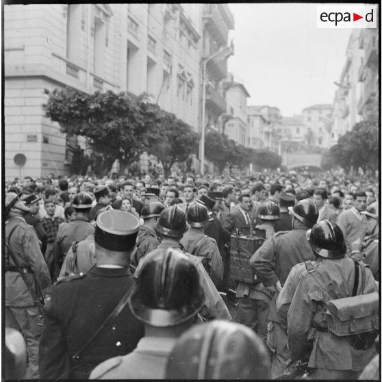 Alger. Cérémonies du 11 Novembre. La foule est maintenue par un fort cordon de la compagnie républicaine de sécurité (CRS) et de gendarmes.