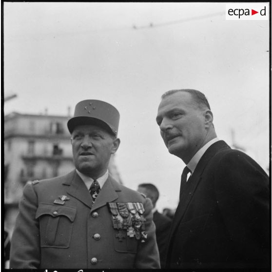 Alger. Cérémonies du 11 Novembre. Le général Crépin et Paul Delouvrier après le défilé.