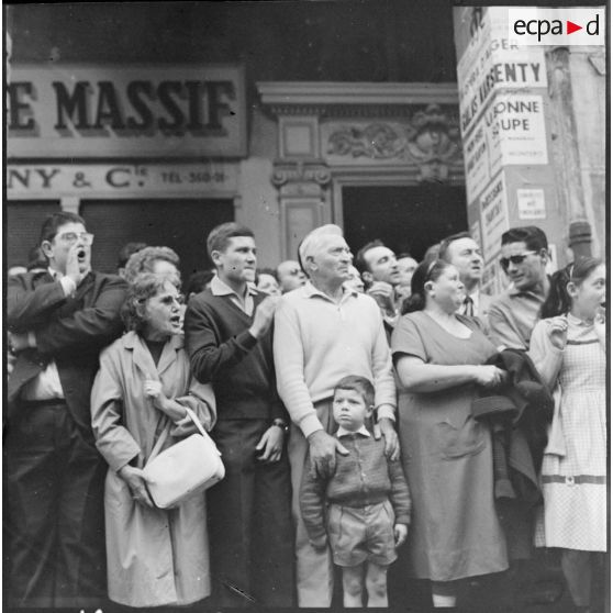 Alger. Cérémonies du 11 Novembre. La foule hostile hurle au passage de la gendarmerie motorisée.