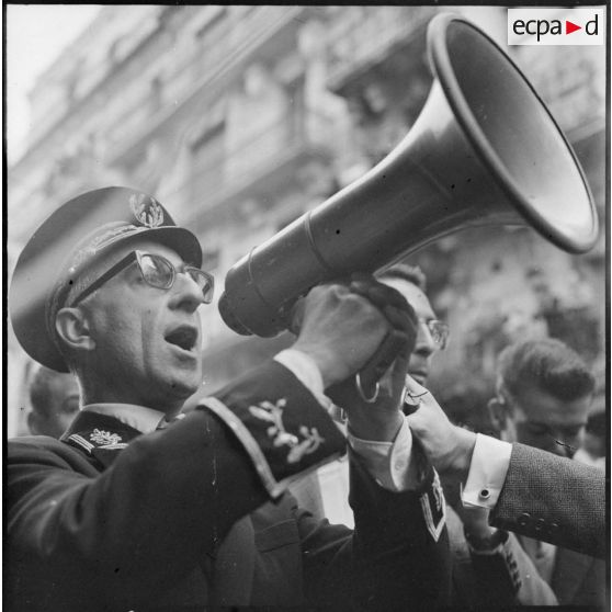 Alger. Cérémonies du 11 Novembre. Un commissaire de police harangue la foule.