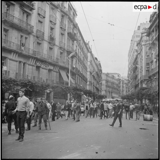 Alger. Les manifestations du 11 novembre 1960. Les gardes mobiles passent à l'attaque et tentent de refouler les manifestants.