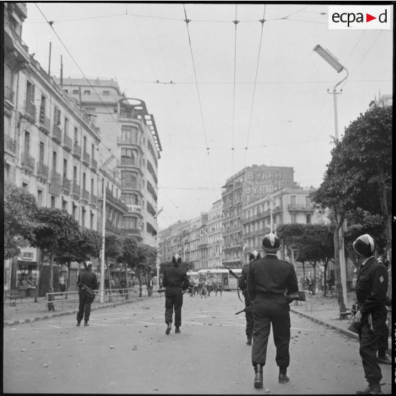 Alger. Les manifestations du 11 novembre 1960. La compagnie républicaine de sécurité (CRS) maintient les manifestants durant plusieurs minutes et à plusieurs reprises, mais sont obligés d'abandonner le terrain sous une pluie de pierres.