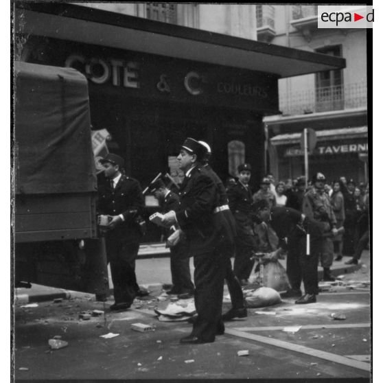 Alger. Les manifestations du 11 novembre 1960. Les agents des  forces de l'ordre ramassant des briques susceptibles de tomber aux mains des manifestants.