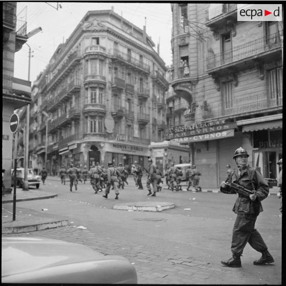 Alger. Les manifestations du 11 novembre 1960. Les gardes mobiles passent à l'attaque et tentent de refouler les manifestants.
