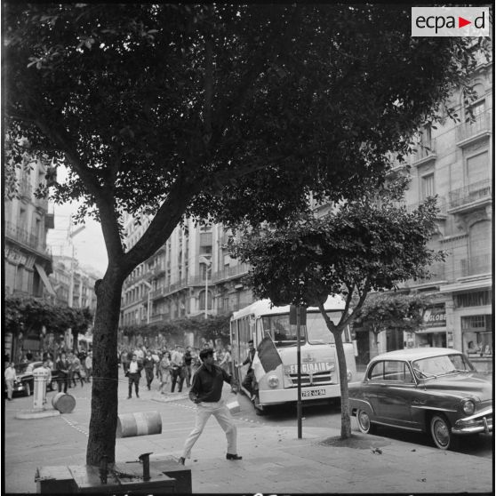 Alger. Les manifestations du 11 novembre 1960. Les gardes mobiles passent à l'attaque et tentent de refouler les manifestants.