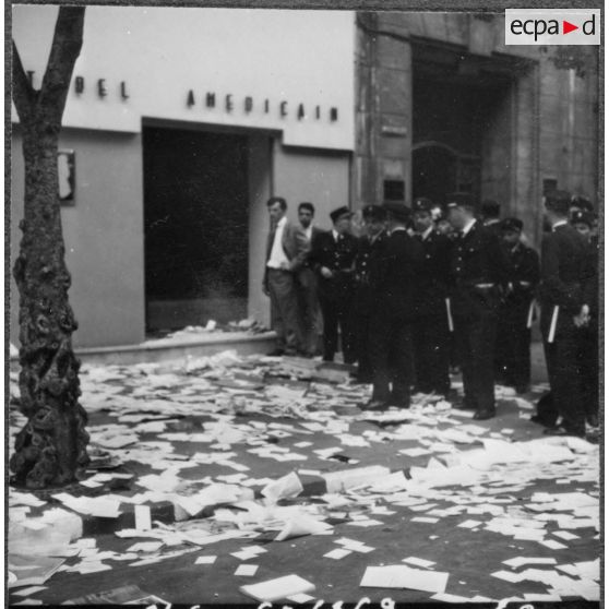 Alger. Les manifestations du 11 novembre 1960. Le centre culturel américain est complètement pillé et dévasté.