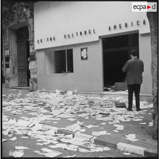 Alger. Les manifestations du 11 novembre 1960. Le centre culturel américain est complètement pillé et dévasté.