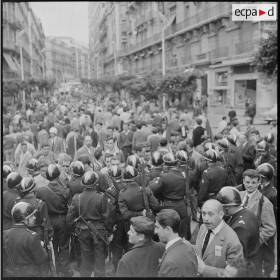 Alger. Les manifestations du 11 novembre 1960. La compagnie républicaine de sécurité (CRS) maintient les manifestants durant plusieurs minutes et à plusieurs reprises, mais sont obligés d'abandonner le terrain sous une pluie de pierres.