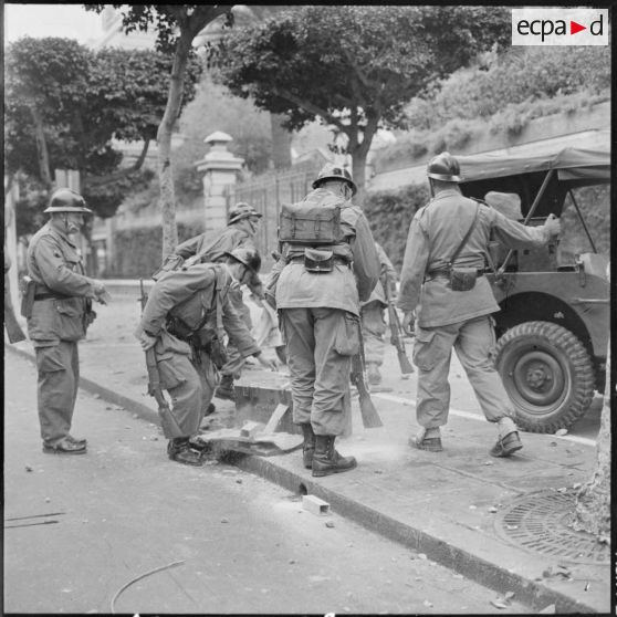 Alger. Les manifestations du 11 novembre 1960. Les gardes mobiles passent à l'attaque et tentent de refouler les manifestants avec l'aide de grenades lacrymogènes.