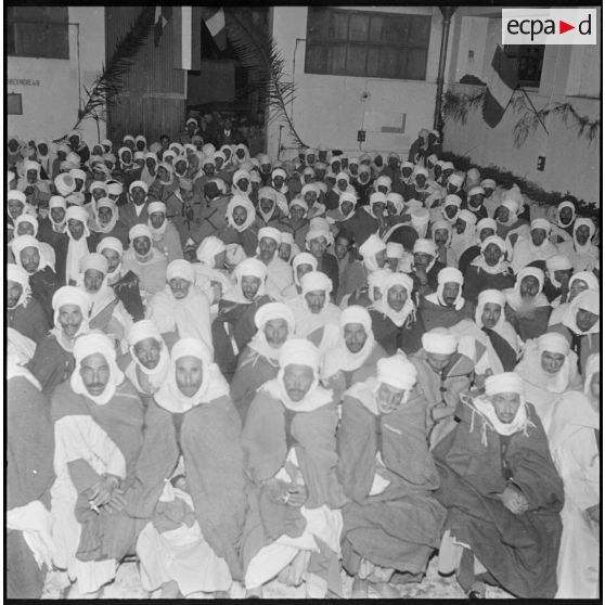 Medea. Les anciens combattants regardent le spectacle.