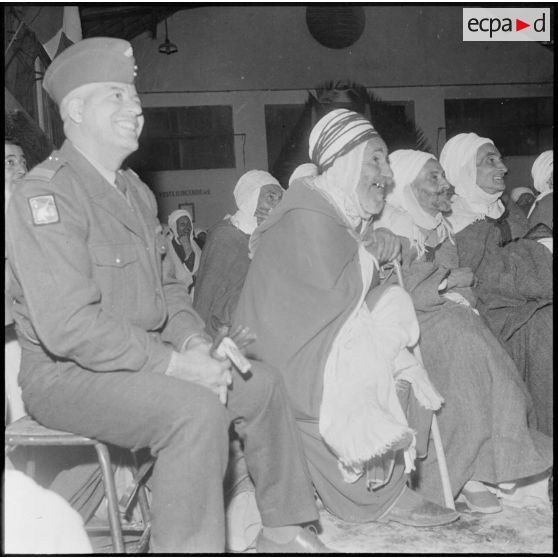 Medea. Un officier et d'anciens combattants regardent le spectacle.