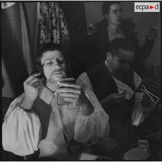 Medea. Pendant le maquillage.