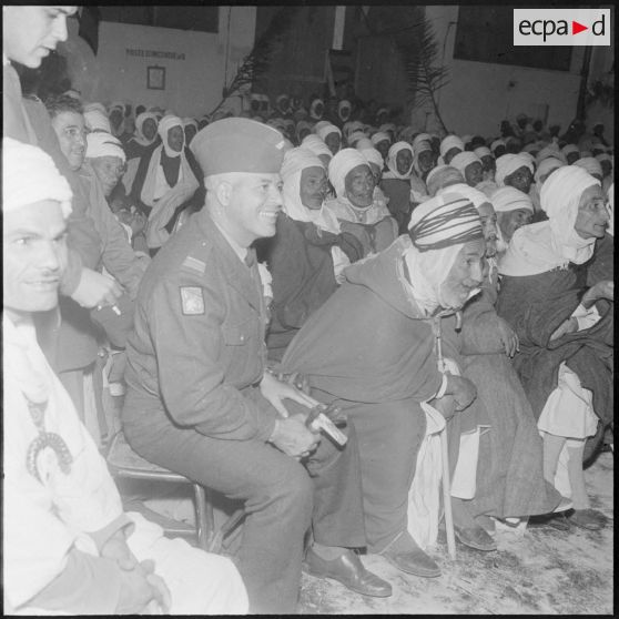 Medea. Un officier et d'anciens combattants regardent le spectacle.