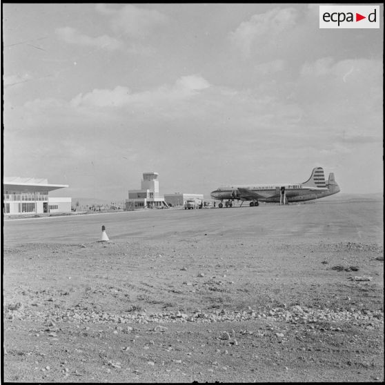 Aïn el Bey. Aérodrome. Le parking et la tour de contrôle.