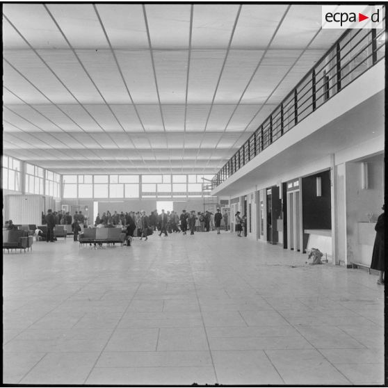 Aïn el Bey. Aérodrome. Le hall.