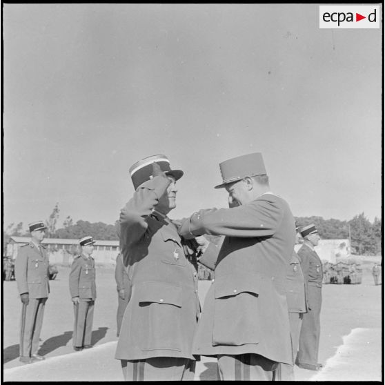 Beni-Messous. Centre d'instruction du train. Remise de la médaille d'officier de la Légion d'honneur à un lieutenant-colonel par le général Crépin.